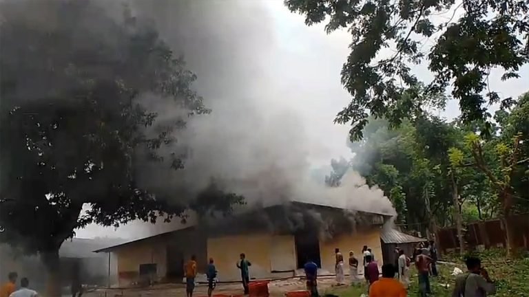 যশোরে পোল্ট্রি ফার্মে ভয়াবহ আগুন, পুড়লো ৪৫ হাজার মুরগি