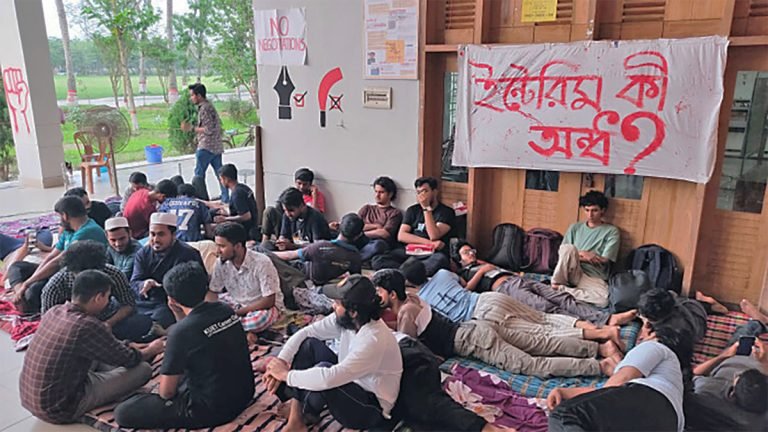 বিকেলের মধ্যে কুয়েট ভিসির পদত্যাদের দাবি বাগছাস নেতাদের