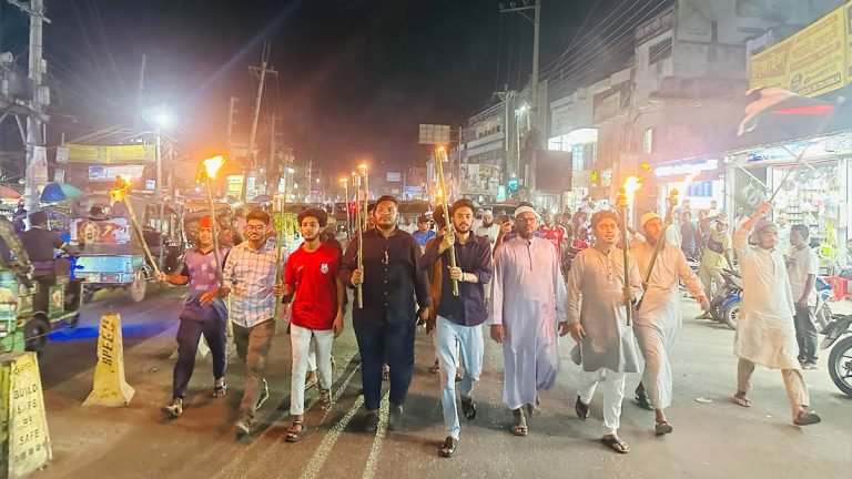 গাজায় ইসরায়েলি আগ্রাসনের বিরুদ্ধে নাটোরে মশাল মিছিল