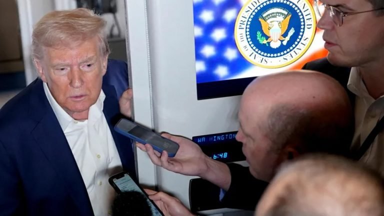 বাণিজ্য যুদ্ধে নরম সুর ট্রাম্পের: স্মার্টফোন-ল্যাপটপে শুল্ক মওকুফ