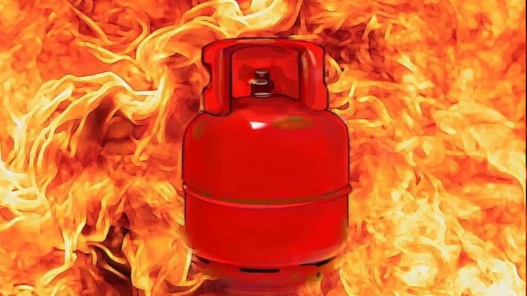 বংশালে গ্যাস সিলিন্ডার বিস্ফোরণে ৬ জন দগ্ধ