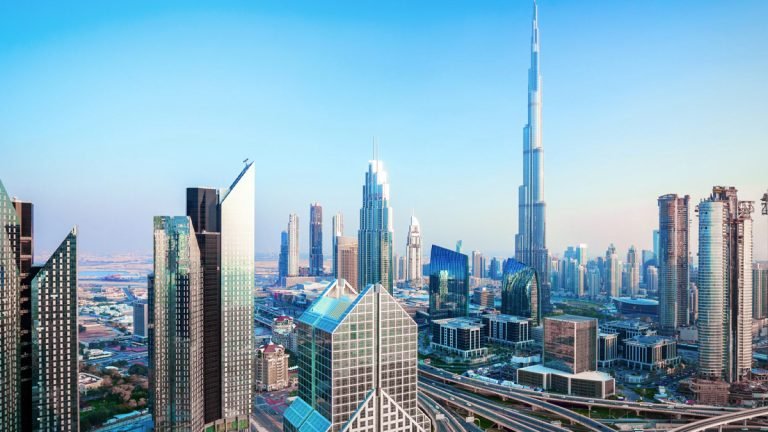 বাংলাদেশিদের জন্য সীমিত পরিসরে ভিজিট ভিসা চালু করেছে আমিরাত