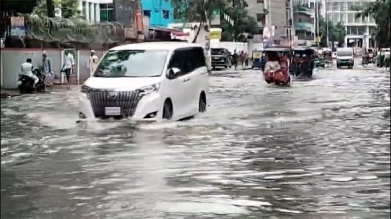 টানা বৃষ্টিতে কুমিল্লা নগরীর বিভিন্নস্থানে জলাবদ্ধতা