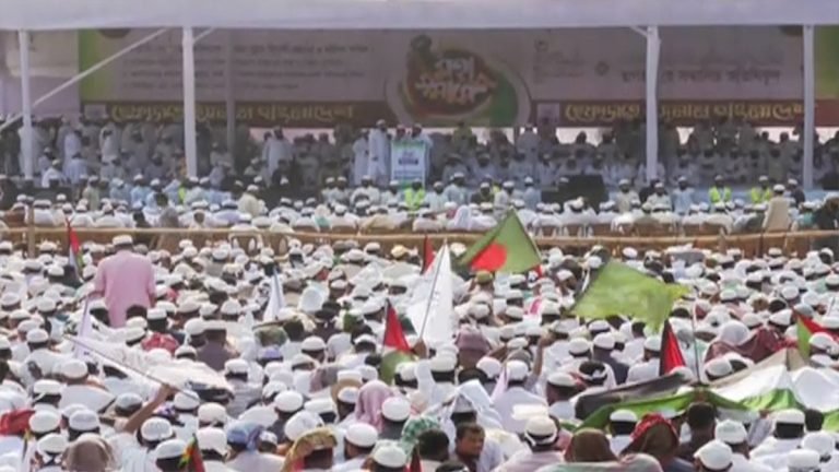 চার দফা দাবিতে সোহরাওয়ার্দী উদ্যানে জড়ো হচ্ছে হেফাজতের নেতাকর্মীরা