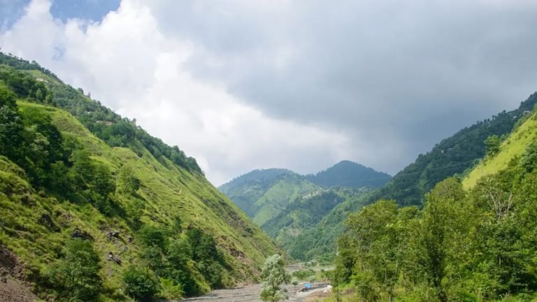 শেষ মুহূর্তে হামলার শঙ্কায় জম্মু কাশ্মির সীমান্তে বাঙ্কার বানানোর হিড়িক
