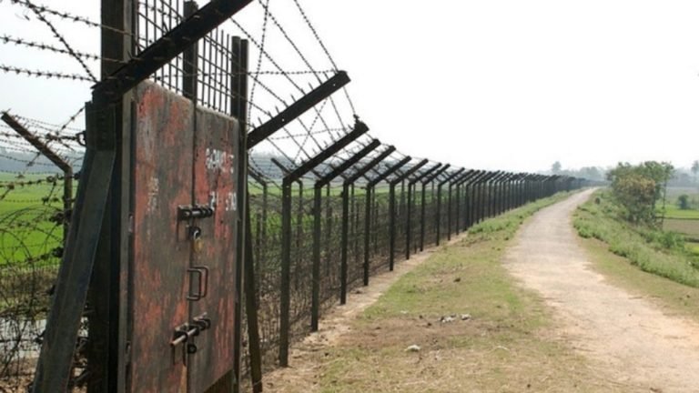 ঝিনাইদহের মহেশপুর সীমান্তে নারী ও শিশুসহ ২২ বাংলাদেশি আটক