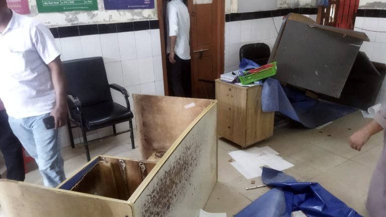 ‘ডাক্তার দেরিতে’ আসায় হাসপাতালে ভাঙচুর, চিকিৎসা সেবা বন্ধ