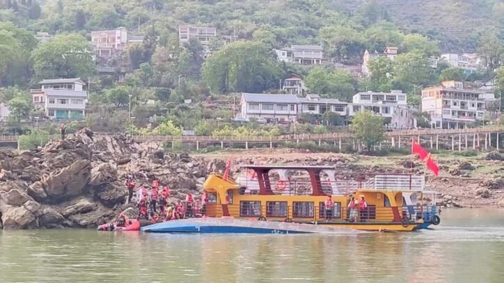 চীনে পর্যটকবাহী ৪ নৌকা ডুবে ৯ জনের মৃত্যু, নিখোঁজ ১