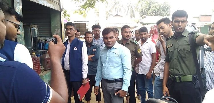 শেরপুরে জ্বালানি তেল পরিমাণে কম দেওয়ায় চার দোকানিকে জরিমানা