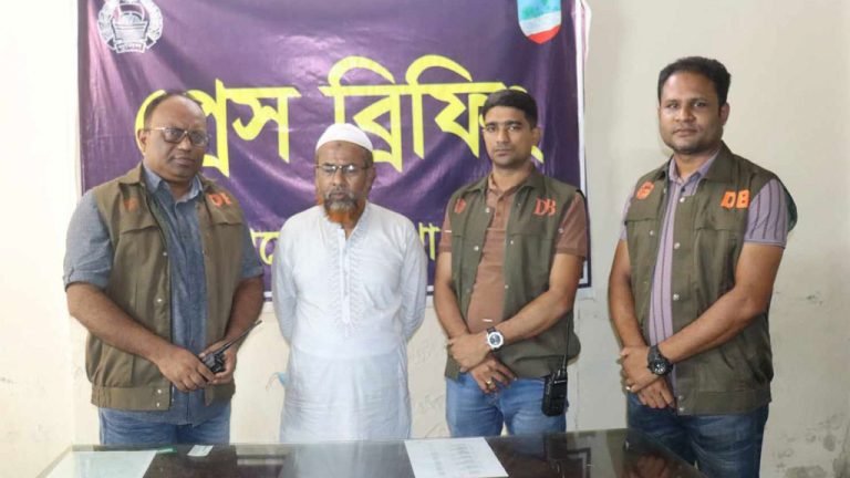 যশোরে ৩৩ মামলার আসামি ছদ্মবেশে থাকা কাজী তারেক গ্রেপ্তার