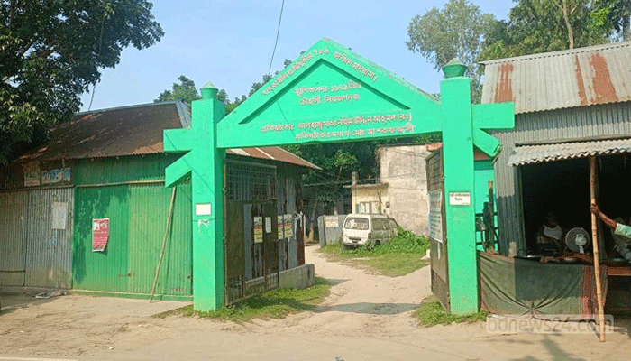 সিরাজগঞ্জে এসএসসি উত্তর বলে দেওয়ায় ১০ শিক্ষক গ্রেপ্তার