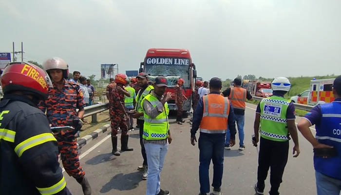 মাওয়া এক্সপ্রেসওয়েতে অ্যাম্বুলেন্সে বাসের ধাক্কা, বাবা ভাই-বোনসহ নিহত ৫