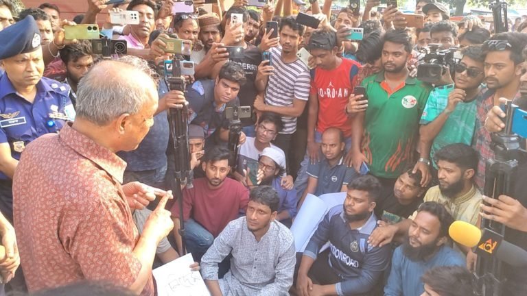 সাবেক রাষ্ট্রপতি আবদুল হামিদের দেশত্যাগে সহায়তাকারীদের শাস্তির আওতায় আনা হবে: স্বরাষ্ট্র উপদেষ্টা