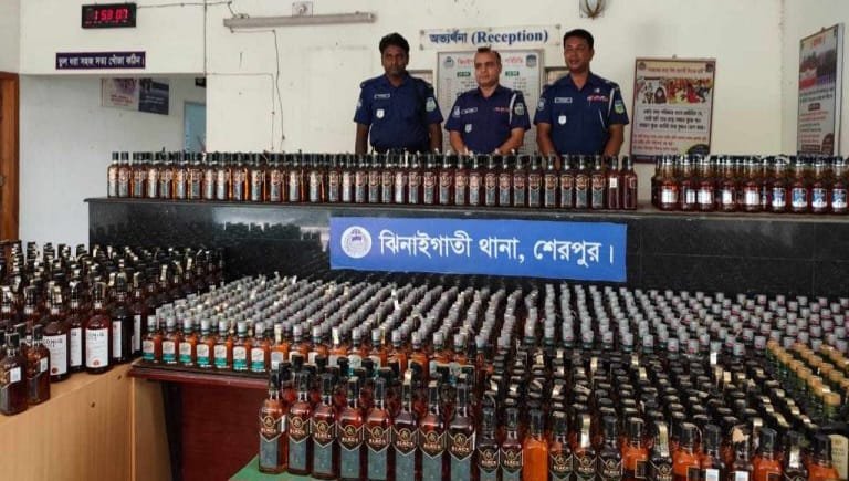 শেরপুরে বিদেশি মদ জব্দ, পলাতক চোরাকারবারিরা