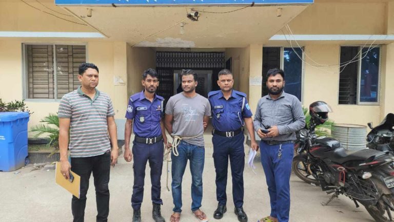 সোনারগাঁয়ে অস্ত্র ও গুলিসহ যুবক গ্রেফতার