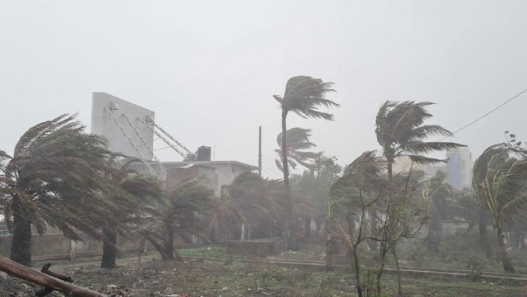 দুপুরের মধ্যে ৬০ কিমি বেগে ঝড়ের পূর্বাভাস