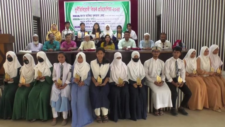 বেলকুচিতে দূর্নীতিবিরোধী বিতর্ক প্রতিযোগিতা ও পুরস্কার বিতরণ অনুষ্ঠিত
