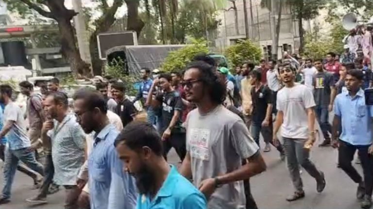 পুলিশি বাধা পেরিয়ে যমুনা অভিমুখে জবি শিক্ষার্থীরা