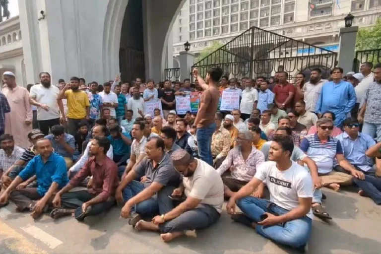 ইশরাককে দায়িত্ব বুঝিয়ে দেওয়ার দাবিতে দ্বিতীয় দিনেও নগরভবন অবরোধ