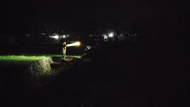 টঙ্গীবাড়ীতে অবৈধভাবে ফসলি জমির মাটি কাটায় ভেকু মেশিন বিনষ্ট