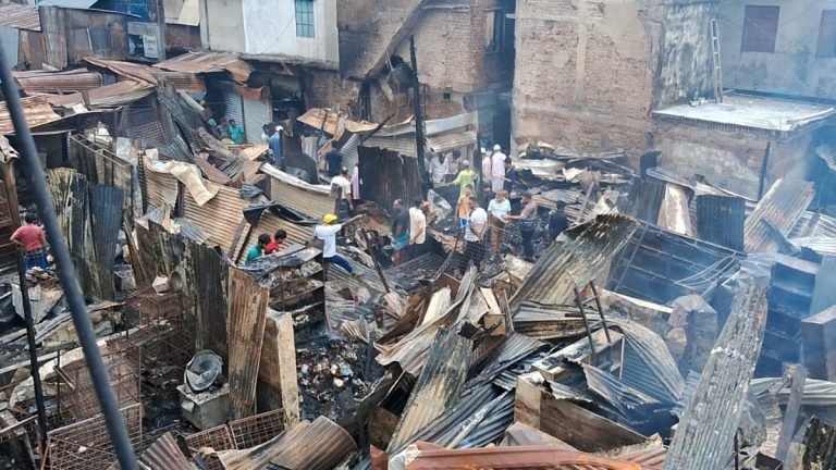 মুন্সীগঞ্জে ভয়াবহ অগ্নিকাণ্ড, মধ্যরাতে পুড়ল শতাধিক দোকান