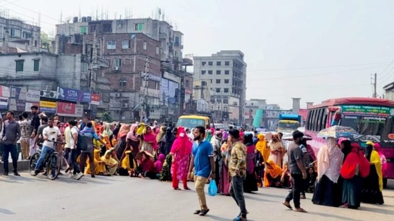 টঙ্গীতে বকেয়া বেতনের দাবিতে মহাসড়ক অবরোধ