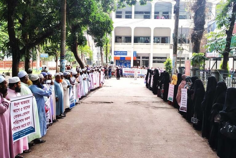 শেরপুরে ৫ দফা দাবিতে মউশিক শিক্ষকদের মানববন্ধন