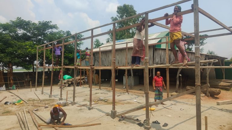 আদালতের নিষেধাজ্ঞা অমান্য করে বিরোধপূর্ণ জমিতে স্বেচ্ছাসেবক দল নেতার ঘর নির্মাণ