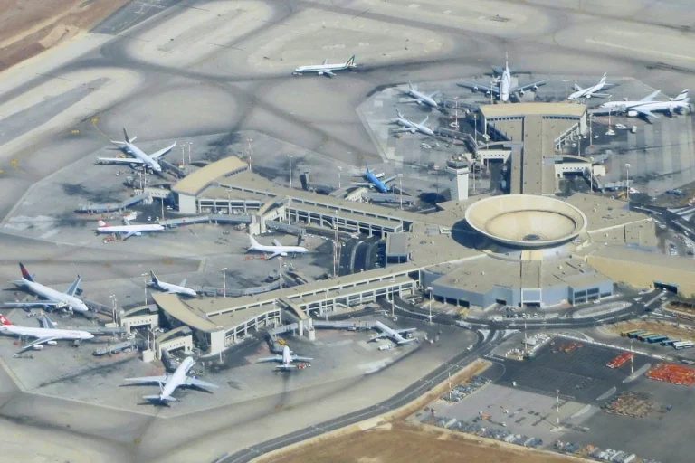 ইসরায়েলে ক্ষেপণাস্ত্র হামলা: বেজে উঠল সাইরেন, প্রধান বিমানবন্দর বন্ধ