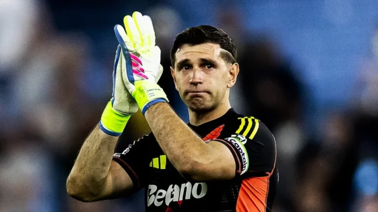 ভিলা পার্কে অশ্রুশিক্ত মার্টিনেজ