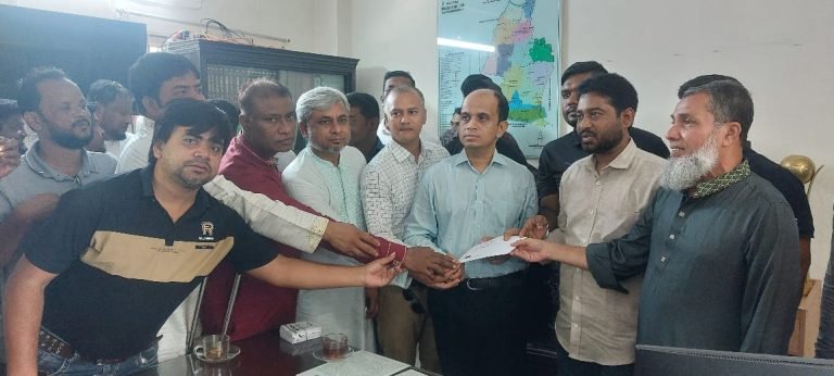 টঙ্গিবাড়ীতে তারেক রহমানের ৩১ দফা নোট বুক প্রদান