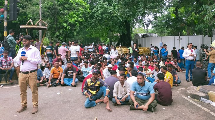 সারারাত যমুনার সামনে অবস্থান, সকালেও কর্মসূচি অব্যাহত ইশরাক সমর্থকদের