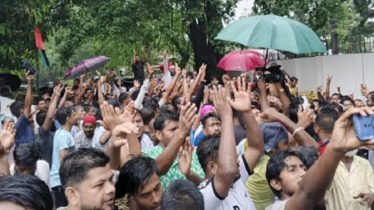 হাইকোর্টের রায়ে বৃষ্টি উপেক্ষা করে ইশরাক সমর্থকদের উচ্ছ্বাস-মিছিল