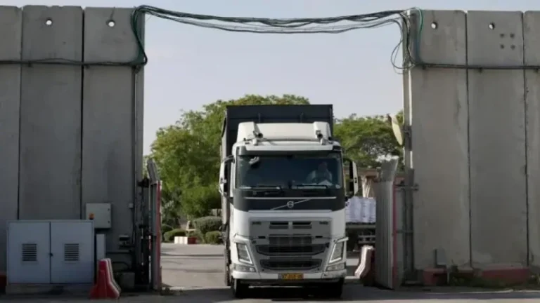 অবশেষে গাজায় প্রবেশ করছে ত্রাণবাহী ট্রাক