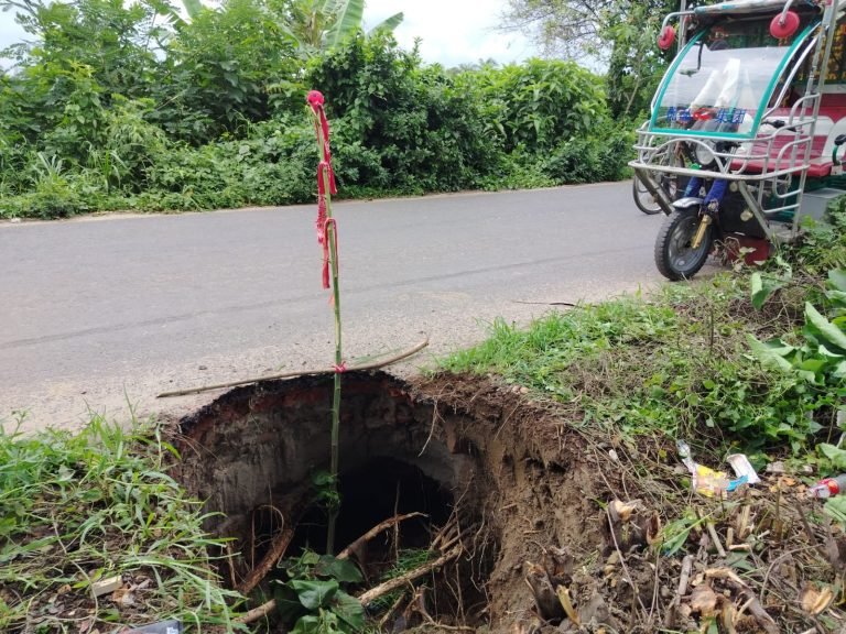 টঙ্গীবাড়ীতে সড়কে গর্ত, দুর্ঘটনার শঙ্কা