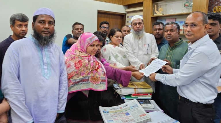 সিরাজগঞ্জে বৈষম্যবিরোধী নকল নবীশ দাবী আদায় পরিষদের আয়োজনে জেলা প্রশাসকের নিকট স্বারক লিপি প্রদান