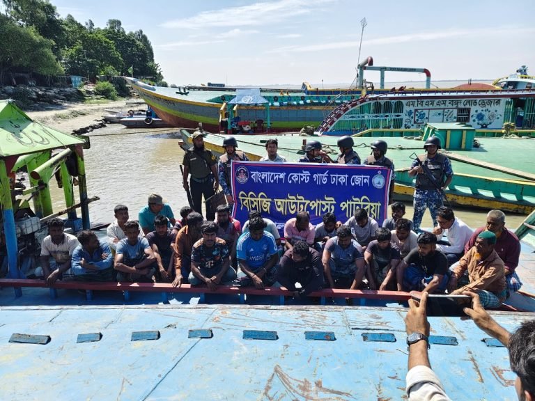 পদ্মায় অবৈধভাবে বালু উত্তোলন, ৫ ড্রেজারসহ আটক ২৪