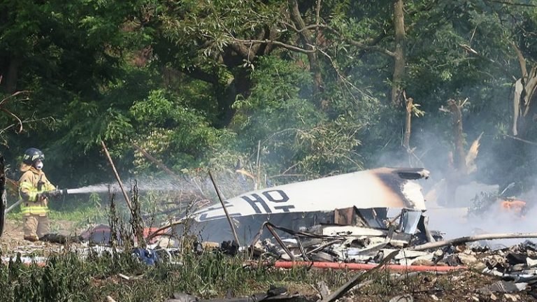 দক্ষিণ কোরিয়ার বিমানবন্দরে যাত্রীবাহী বিমান বিধ্বস্ত, ১৭৬ জন নিহত