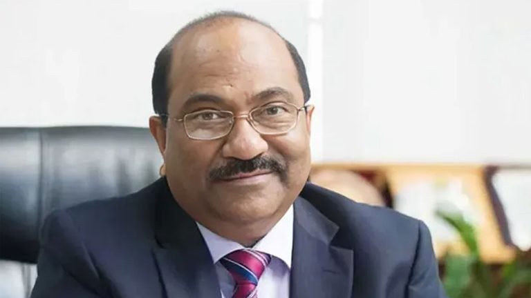 সাবেক ডেপুটি গভর্নর সুরের স্ত্রী ও কন্যার বিরুদ্ধে দুদকের চার্জশিট