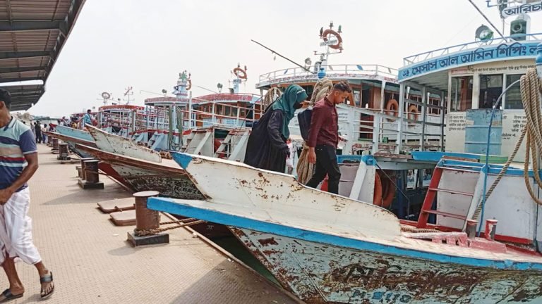 ৪৬ ঘণ্টা পর দৌলতদিয়া-পাটুরিয়া নৌরুটে লঞ্চ চলাচল শুরু