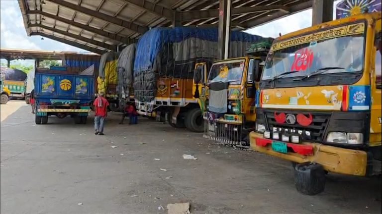 ভারতীয় নিষেধাজ্ঞায় বিভিন্ন স্থলবন্দরে আটকা অর্ধশত ট্রাক