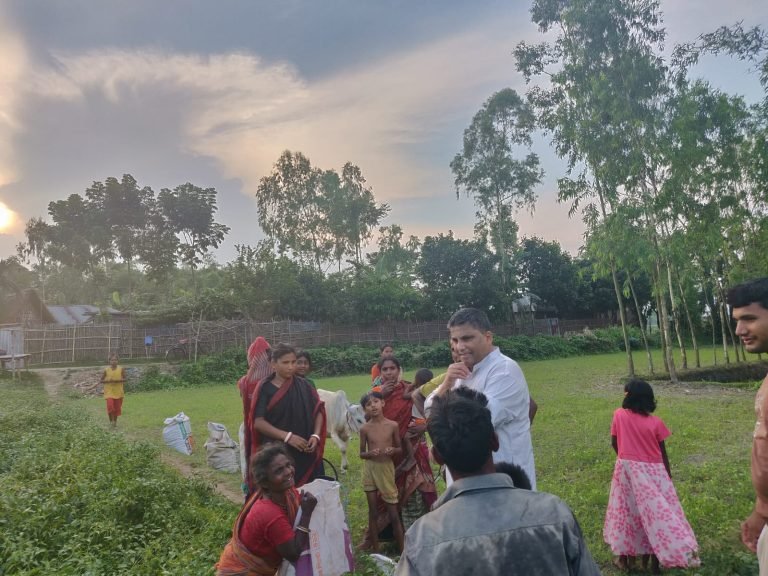 পঞ্চগড় মাঠে গিয়ে কৃষকদের দু:খ দুর্দশার কথা শুনছেন বিএনপি নেতা নওশাদ জমির