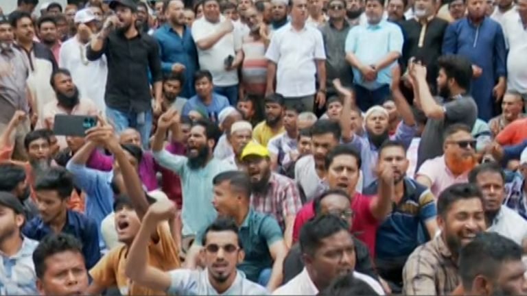 আজও নগরভবনের সামনে ইশরাক সমর্থকদের অবস্থান, উপদেষ্টা আসিফের পদত্যাগ দাবি