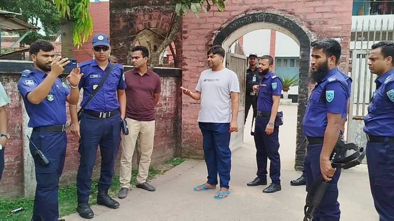 জামিনে মুক্তির পর জেলগেট থেকে পুনরায় গ্রেফতার আওয়ামী লীগ নেতা