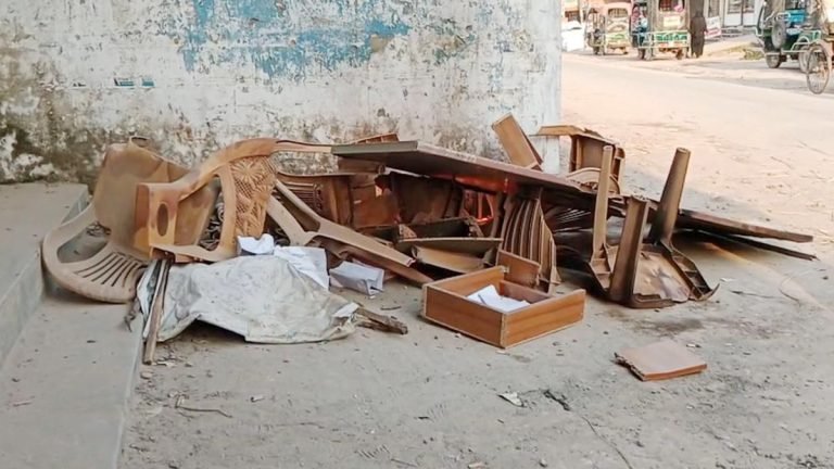 আ. লীগ অফিসে হামলার পর চেয়ার-টেবিলে আগুন, খুলে নিলো গ্রিল ও লোহার রড