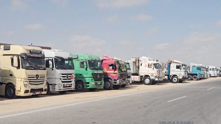 টানা তিন মাস বন্ধ থাকার পর অবশেষে ত্রাণ ঢুকলো গাজায়