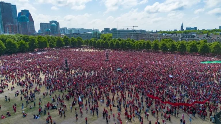 গাজায় যুদ্ধ বন্ধের দাবিতে নেদারল্যান্ডসের হেগে লাখো মানুষের বিক্ষোভ