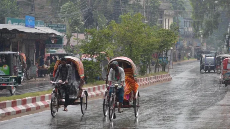 বৃষ্টিতে ‘সহনীয়’ হয়ে উঠেছে ঢাকার বাতাস