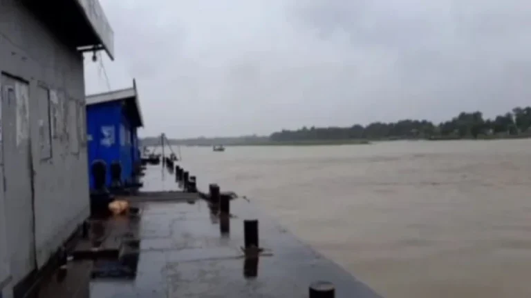 বৈরি আবহাওয়ায় দৌলতদিয়া-পাটুরিয়া নৌরুটে লঞ্চ চলাচল বন্ধ