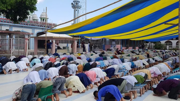 সৌদি আরবের সঙ্গে মিল রেখে দেশের কয়েকটি জেলায় ঈদ উদযাপন